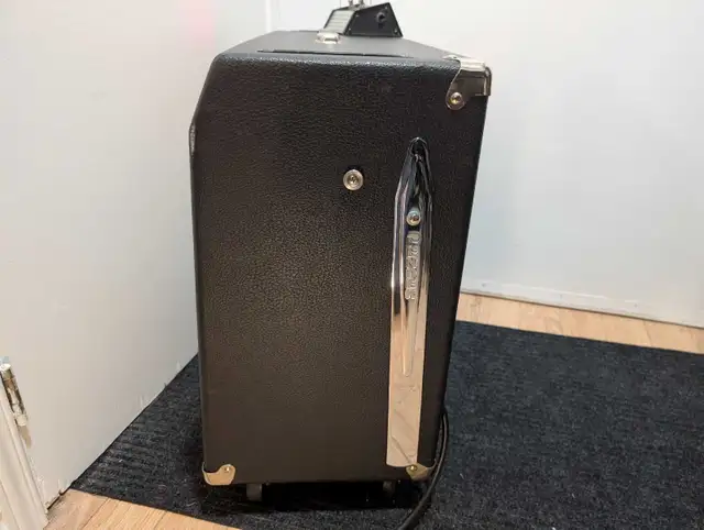 Fender The Twin 2x12 Red Knobs in Amps & Pedals in Ottawa - Image 9