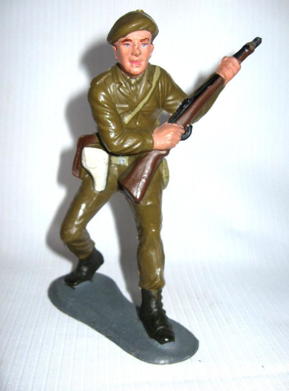 MARX WARRIORS of the WORLD SOLDAT CANADIEN WW11 SOLDIER c.1963 in Arts & Collectibles in West Island