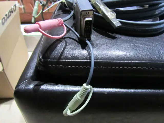 KVM switch IOGEAR GCS-1102 with cables in Cables & Connectors in Hamilton - Image 6