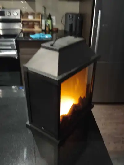 Illuminez votre espace avec ce charmant foyer lanterne électrique, parfait pour créer une ambiance c...