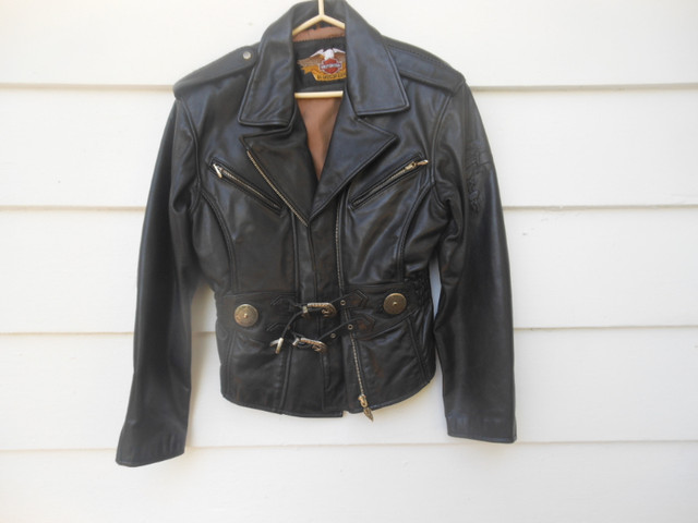 jacket  harley Davidson cuir grandeur medium pour  femme dans Femmes - Hauts et vêtements d'extérieur  à Longueuil/Rive Sud - Image 3