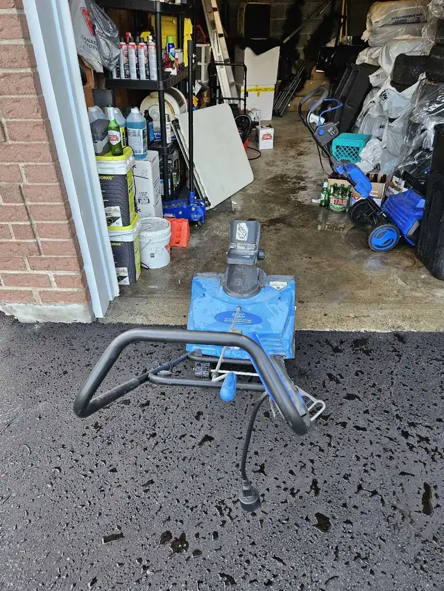 electric snow blower  in Snowblowers in Oshawa / Durham Region - Image 3