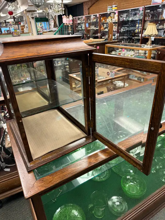 Vintage oak display cabinet  in Hutches & Display Cabinets in Edmonton - Image 7