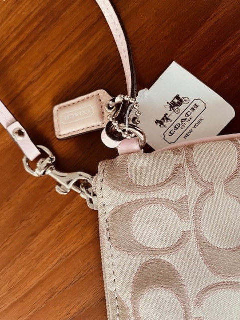 NEW Coach Peyton Womens Signature Khaki/Pink Wristlet in Women's - Bags & Wallets in Norfolk County - Image 4