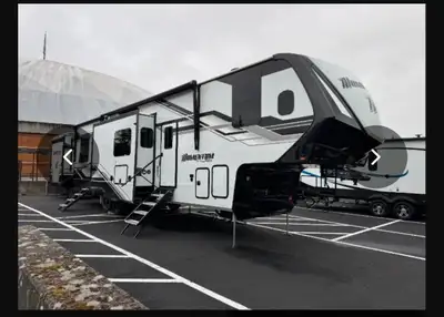 Fifth wheel toy hauler No GST (private sale) As brand new condition Mor/Ryde pin box 6 point hydraul...