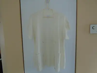 Jolie veste à mancherons pour dame. Neuve, jamais portée ! Payée: $32.99 plus taxes. Grandeur: L/XL....