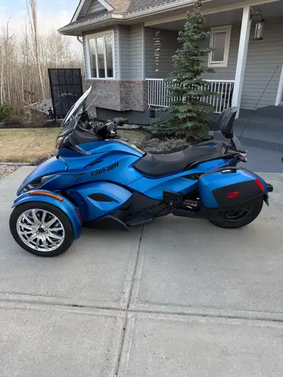 I'm selling my sleek, 2015 Can-Am Spyder ST Limited SE5,boasting a unique three-wheel design, perfec...
