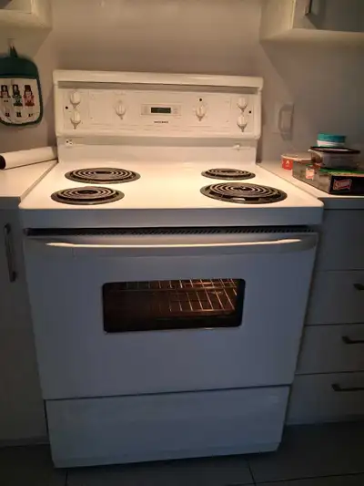 Je vend ma cuisinière , tout marche bien juste le grille de en bas dans le four qui marche pas mais...