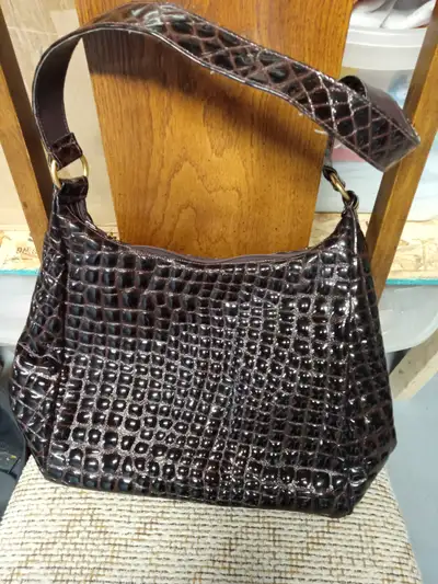 Brown Purse with Handle $20.00 Can Make me an Offer PICK UP ONLY CASH ONLY Text or Call 780-695-9600...