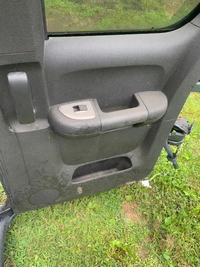 2007-2013 GMC Sierra Chevy Silverado extended cab rear doors in Other in Hamilton - Image 9