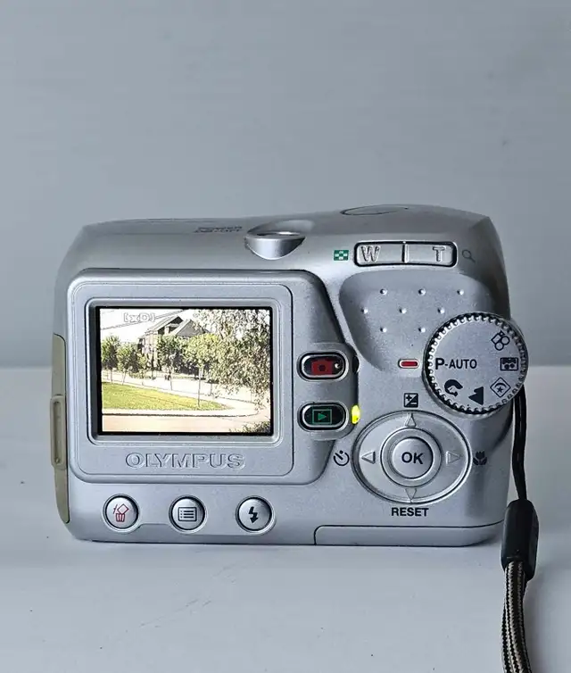 Olympus FE-100  4.0 MP  Compact Digital Camara557472365696798724