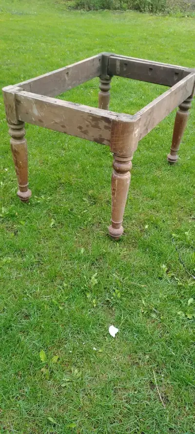 Solid oak table legs and rails. Picked up these legs for an outdoor project (I was going to make a c...