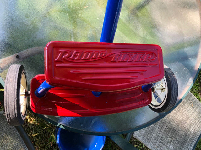 Classic Radio Flyer 12' Metal Tricycle in Kids in City of Toronto - Image 3