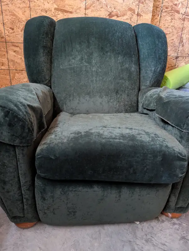 Green recliner in Chairs & Recliners in Whitehorse - Image 3