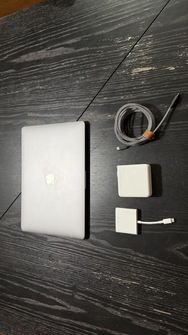 2017 MacBook Pro 4-Port + Monitor & Accessories in Laptops in City of Montréal - Image 3