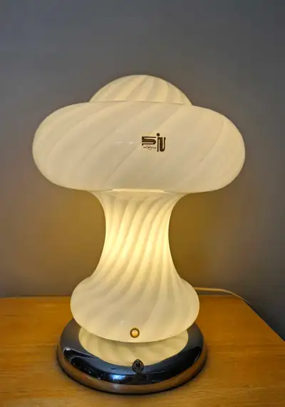 Add a touch of retro elegance to your home with this vintage Murano mushroom lamp. This lamp feature...