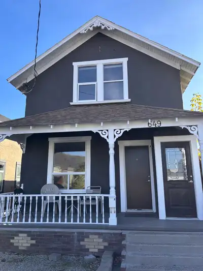 A cozy and bright 1-bedroom upper-level suite in a house in downtown Kamloops is available for $1,50...