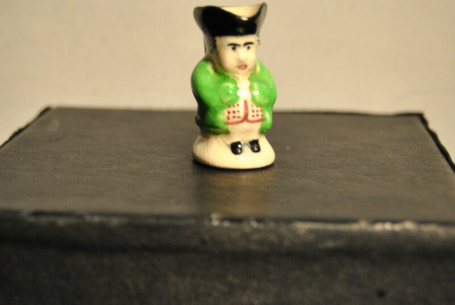 VINTAGE ENGLAND PORCELAIN CERAMIC SMALL MUG in Arts & Collectibles in Vancouver - Image 4