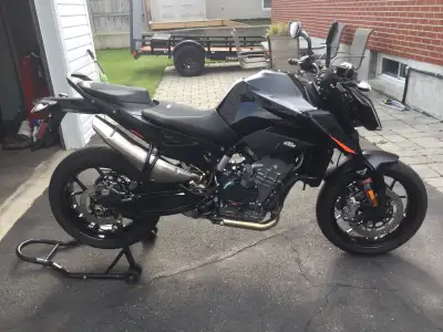2022 KTM 890 Duke 1 owner never dropped and dealer serviced 7033 km
