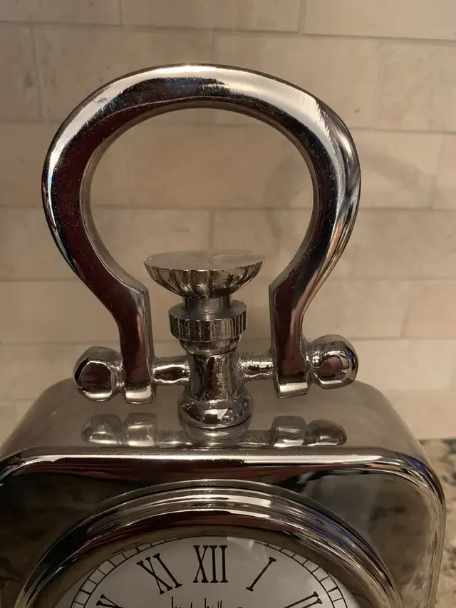 Nicole Miller table top clock in Home Décor & Accents in Kingston - Image 4