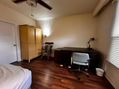 Room rental in 2 Bed & 1 Bath unit)_Lansdowne & Bloor