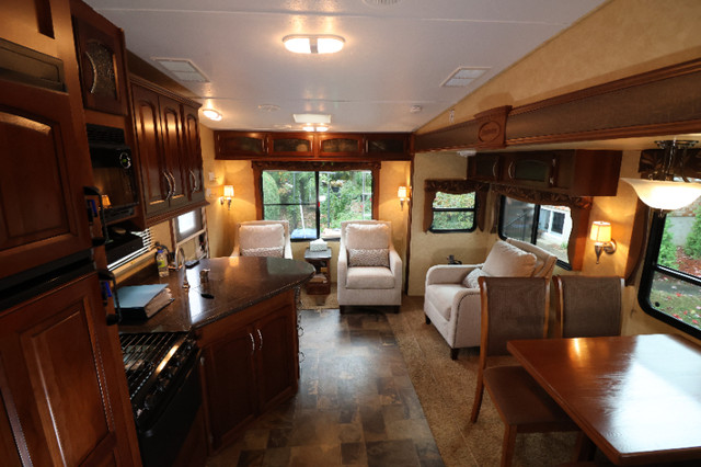 Fifthwheel CRUSADER 260 RLD, Édition Touring 2012, 29 pi 11 po dans VR et caravanes  à Trois-Rivières - Image 4