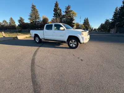 2005 Toyota Tacoma double cab. •Active status • Engine: 4.0L V6 • Mileage: 233,000 kilometres • Tran...