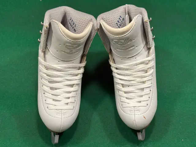 Jackson Elle with Mirage blade, size Y13.5W - Excellent conditio in Skates & Blades in Hamilton - Image 3