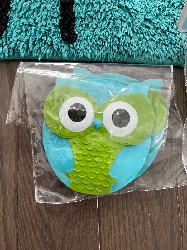 Owl kids bath mat and suction cups from Simons in Bathing & Changing in Ottawa - Image 5