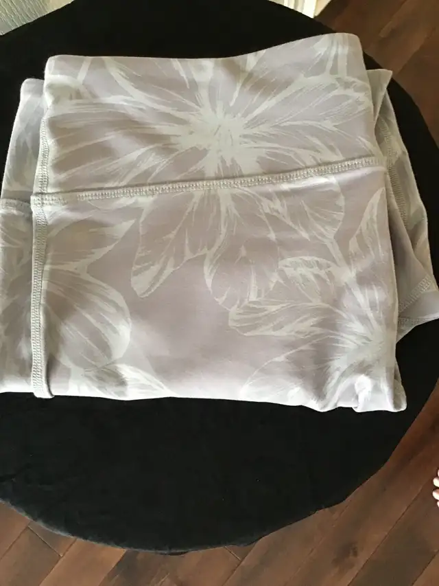 Fabletics Leggings in Women's - Bottoms in Markham / York Region - Image 2