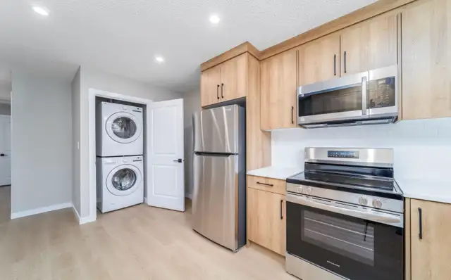 3-Bed Main Floor in Kirkness – Close to LRT63849107863811122
