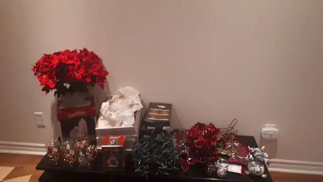 Beautiful XMas Ornaments - Burgundys & Golds, MINT - see ad in Holiday, Event & Seasonal in Ottawa - Image 2