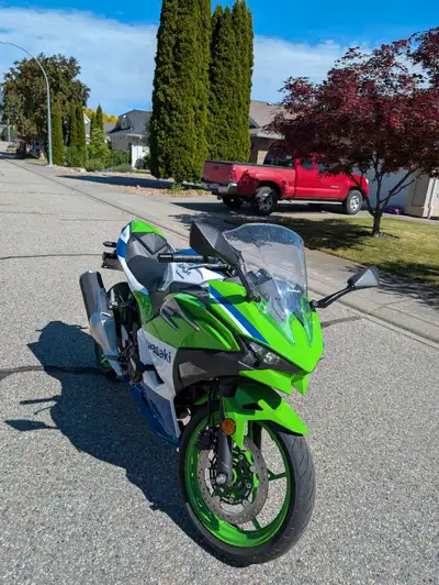 2024 Ninja 500. Basically new with only 1,000 +km. Has choice of single seat or passenger seat add o...