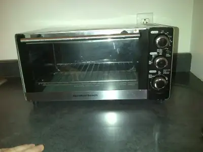 Petit four grille-pain Hamilton Beach. Acheté en été 2019. Raison de la vente, ne sert presque jamai...