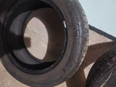 4 PNEU 4 SAISON , avec 4-5 mois d'usure