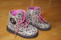 Nouvelles bottes pour fille, gr. 7/New boots for girl, size is 7