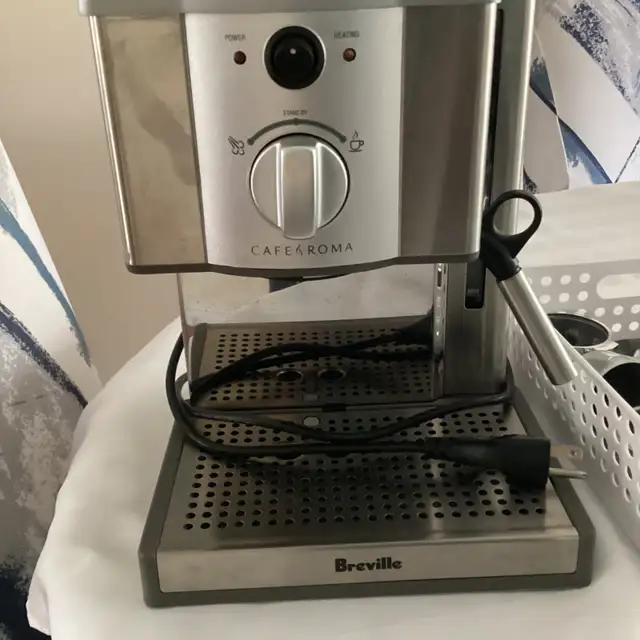 Breville Cafe Rona Espresso Machine in Coffee Makers in Barrie - Image 2