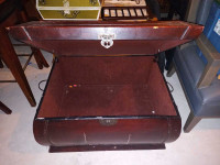 Nice look alike antique chest. Hidraulick hing on lid. 