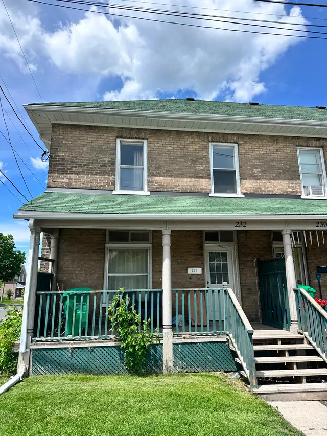 RENOVATED 4 Bdrm Close to Downtown, Shops, Park, Water &MORE!