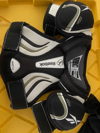 Reebok Hockey Shoulder Pads Jr S, View more