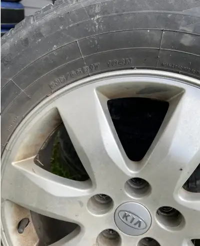 pneus d'été usagés avec mag d'origine (étaient sur un Kia Sorento 2011) Yokohama Avid Ascend 235/65R...