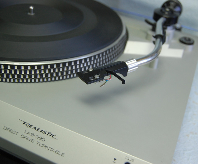 Vintage Realistic Lab-390 Turntable in Stereo Systems & Home Theatre in St. Catharines - Image 2