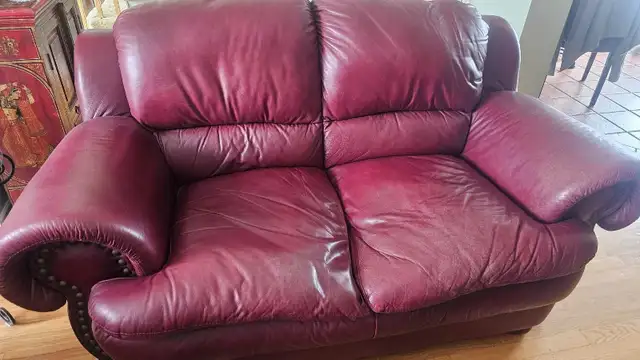 2 causeuses en cuir véritable in Couches & Futons in Laval / North Shore - Image 5
