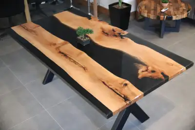 Table en érable et époxy, View more
