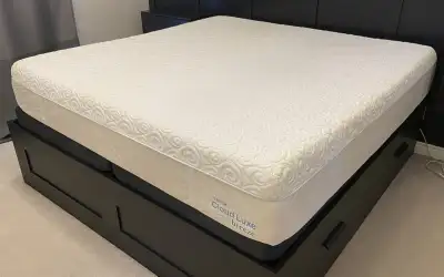 Good condition Tempur Cloud Luxe Breeze King Size Mattress & Kingsdown Split Boxspring Available for...