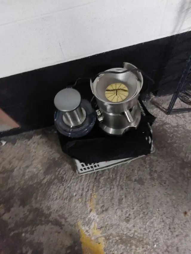 breville silver fountain  Bje8410xl juicer in Processors, Blenders & Juicers in City of Toronto - Image 4