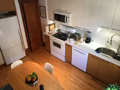 Dans un triplex tranquille. 2 chambres fermées. Plancher bois franc. Poêle, frigo, lave-vaisselle, m...
