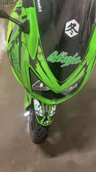 I am selling my green 2011 Kawasaki Ninja 250R. This sportbike is perfect for beginners and experien...