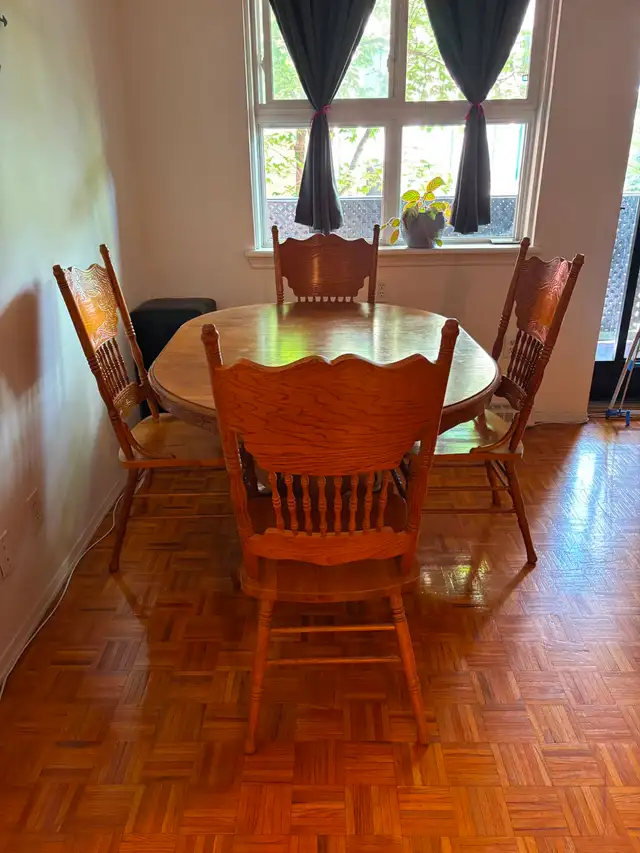 Vintage Solid Wood Pedestal Dining Table with 4 Matching Chairs in Dining Tables & Sets in City of Toronto - Image 4