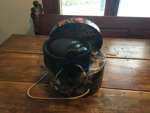 Boîte à chapeau avec chapeau le tout en parfaite condition. dans Art et objets de collection  à Ouest de l’Île